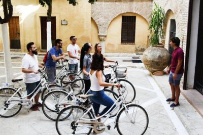 12 o'Clock - Bike & Tapas Tour Seville - Catedral exteriors and Barrio Santa Cruz: the medieval maze feeling