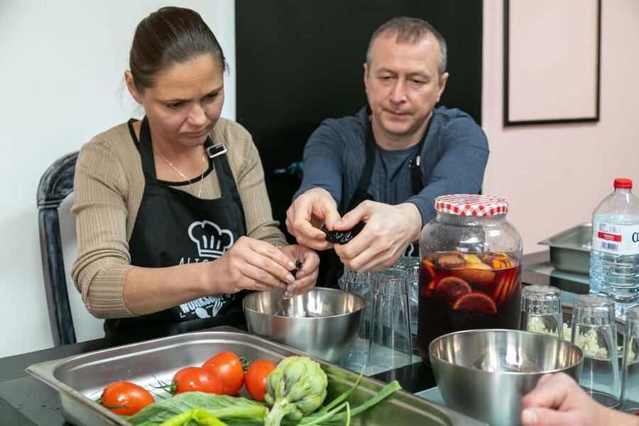 Alicante: Paella & Sangria Class with Tapas and Market Visit - Salmorreta and broth: the method behind Alicante flavor