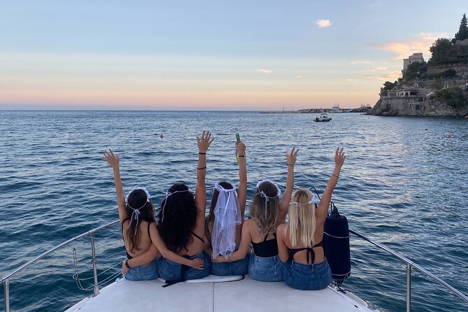 Bachelorette party, boat party in Salerno with aperitif and tapas - Free walk in Amalfi: how to use the time without stress