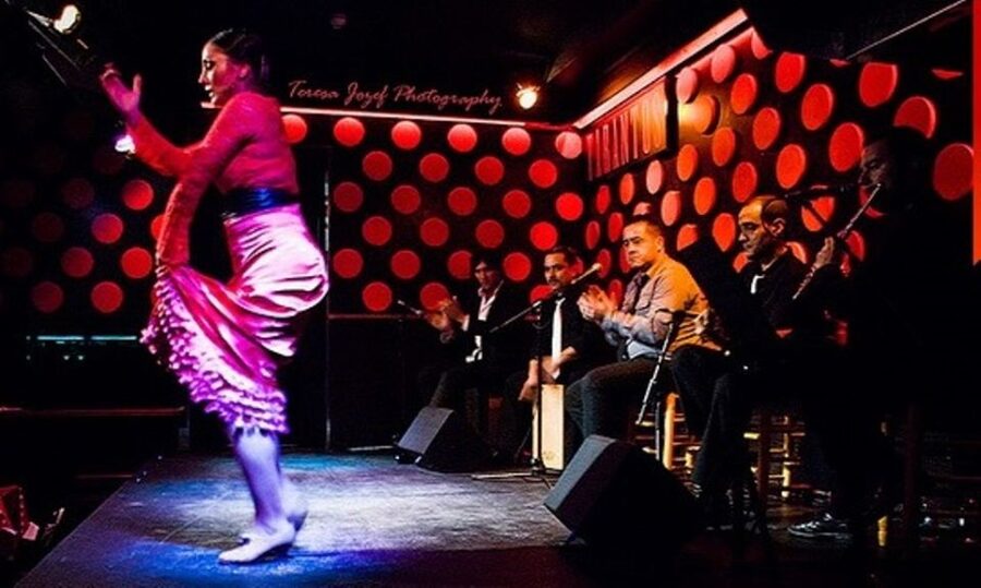 Barcelona: 4-Hour Tapas Evening Tour and Flamenco Show - Tapas at the Gothic Quarter Bar: 3–4 Plates and 1 Drink