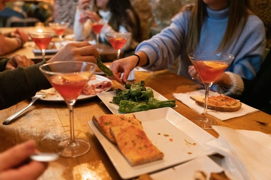 Barcelona: Cocktail Master Class by Mixologist with Tapas - Practical tips to get the most from your night