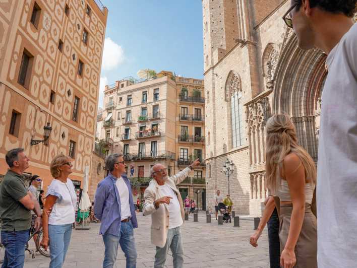 Barcelona: El Born and Gothic Quarter Wine & Tapas Bar Tour - The walking portion: how the guide turns streets into stories