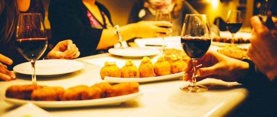 Barcelona: Evening Walking Tour in the Gaudi Area with Tapas - Key highlights worth your attention
