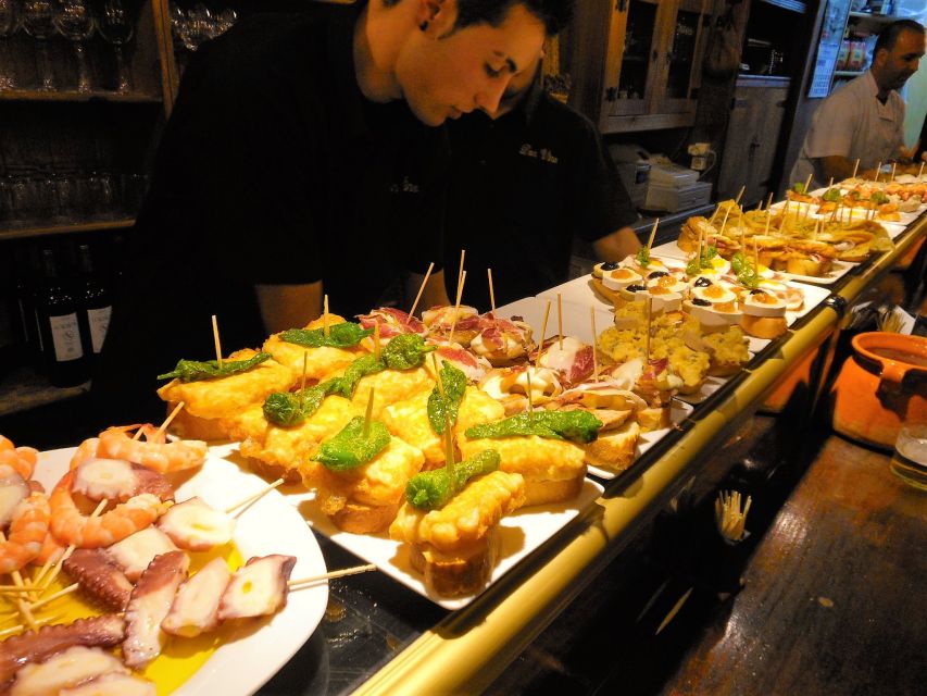 Barcelona: Evening Walking Tour in the Gaudi Area with Tapas - L’Eixample at night: Passeig de Gràcia and Modernisme on foot