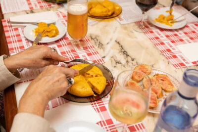 Barcelona: Gaudi Tapas & Wine Tasting Small Group Tour - Casa Batlló outside: why the mosaics demand slow looking
