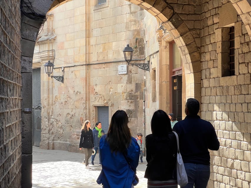 Barcelona: Gothic Quarter Guided Tour with Flamenco & Tapas - Key highlights you’ll feel right away