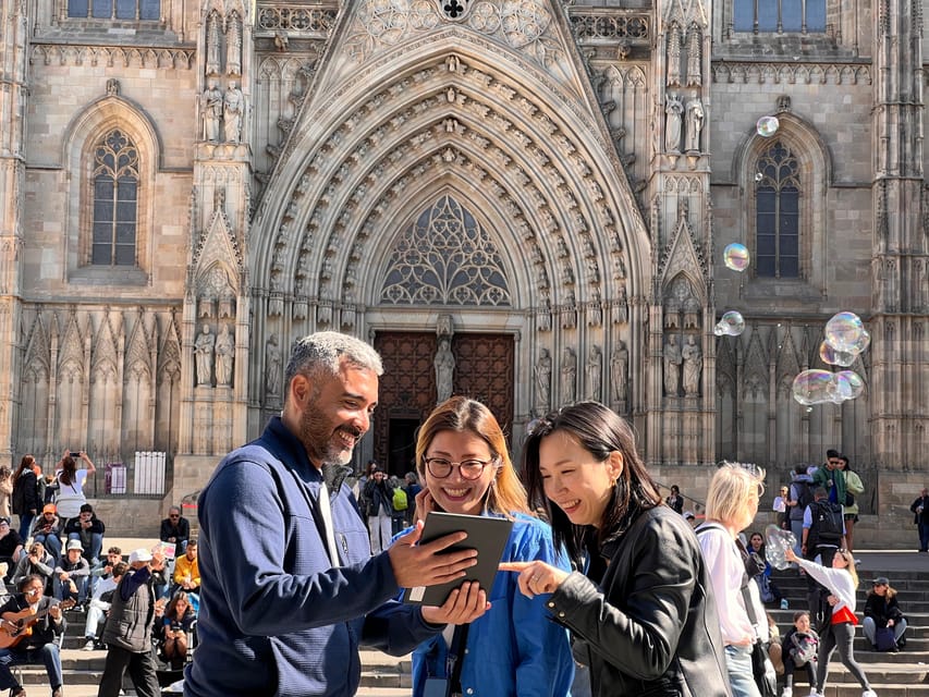 Barcelona: Gothic Quarter Guided Tour with Flamenco & Tapas - Gothic Quarter at dusk: where the guide points, and the photos follow