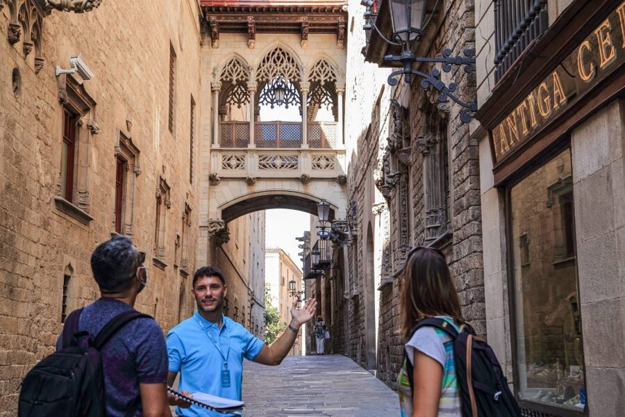 Barcelona: Gothic Quarter Guided Tour with Flamenco & Tapas - Los Tarantos flamenco: why 40 minutes can be plenty