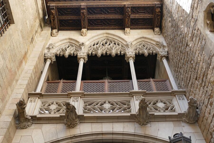 Barcelona: Gothic Quarter Walking Tour with Optional Tapas - Where This Tour Starts: Pl. de Catalunya and the Six Putti Moment
