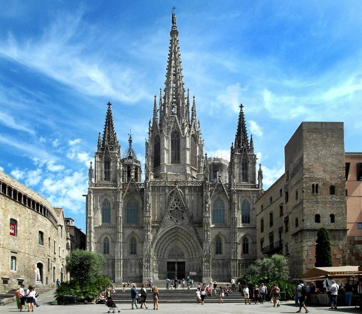 Barcelona: Gothic Quarter Walking Tour with Optional Tapas - The Big Idea: Why the Gothic Quarter Works So Well on Foot