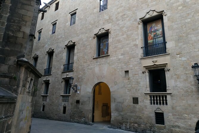 Barcelona Gothic Quarter Walking Tour with Tapas - Why This Gothic Quarter Tour Starts in Plaça de Catalunya