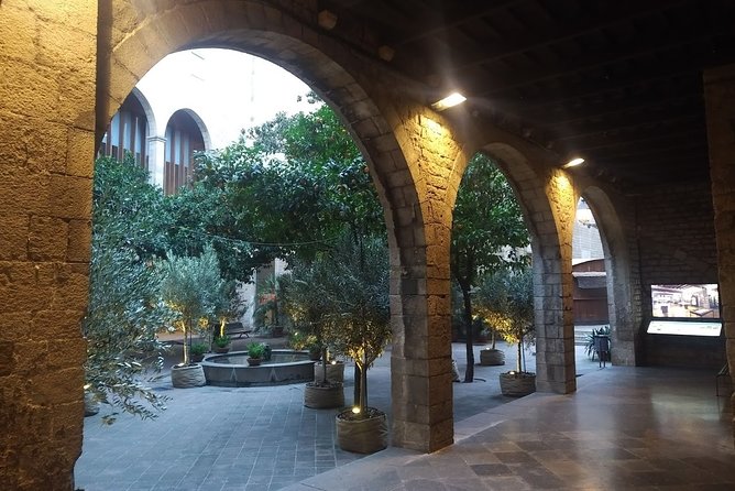 Barcelona Gothic Quarter Walking Tour with Tapas - Barcelona Cathedral: The Main Event, With an Extra €11 to Plan For
