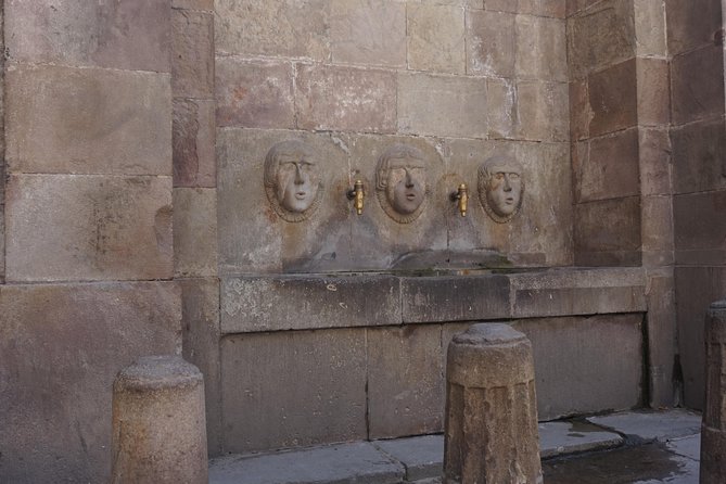 Barcelona in One Day: Gaudí, Gothic Quarter &Tapas (Private Tour) - Casa de l’Ardiaca: A Medieval-Era Building With Romeo-and-Juliet Energy