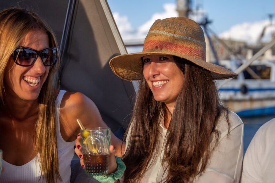 Barcelona: Local Tapas and Drinks Sailing Adventure Tour - The 2-hour flow: from check-in to skyline time