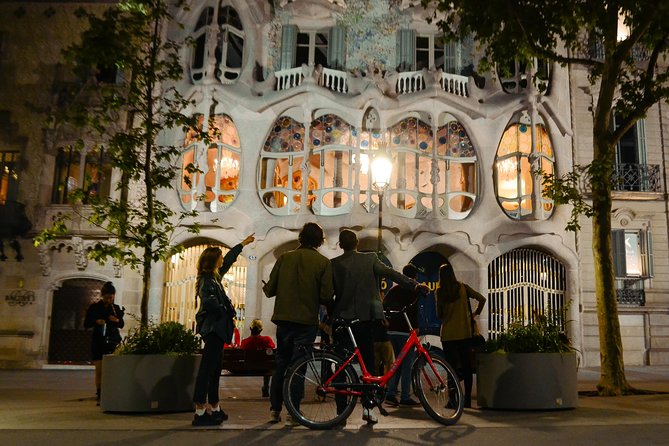 Barcelona Night Bike Tour with Local Tapas and Cava Stop - Key things I’d circle before you book
