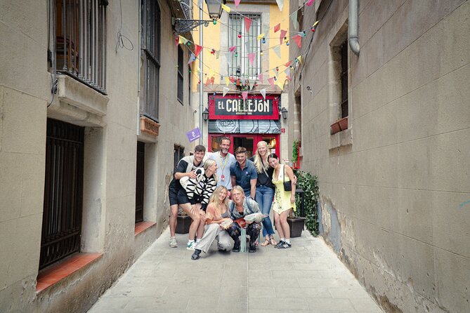 Barcelona Old City Guided Tour with Tapas and Drinks - How the guides shape the experience