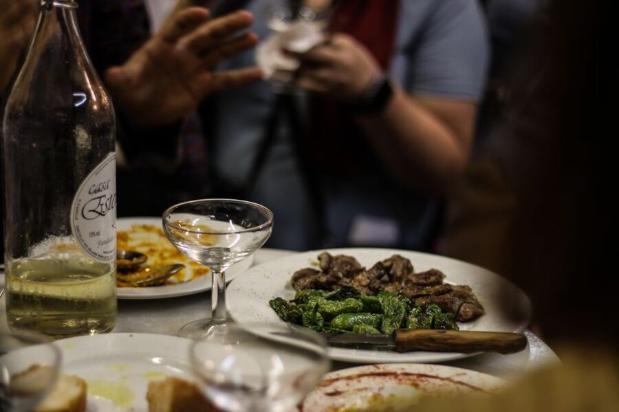Barcelona: Old Town Tapas & Paella Food Tour with 8 Tastings - The guide factor: why the experience often lands at 4.9