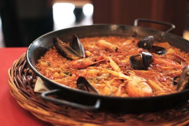 Barcelona: Old Town Tapas & Paella Food Tour with 8 Tastings - Who should book this tour (and who might not)