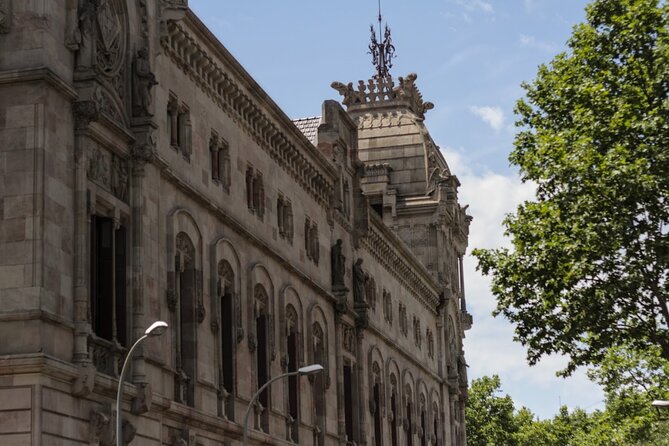 Barcelona Private Food Tour: Tapas, Paella & 8+ Food Tastings - Guides and the kind of explanation you’ll get