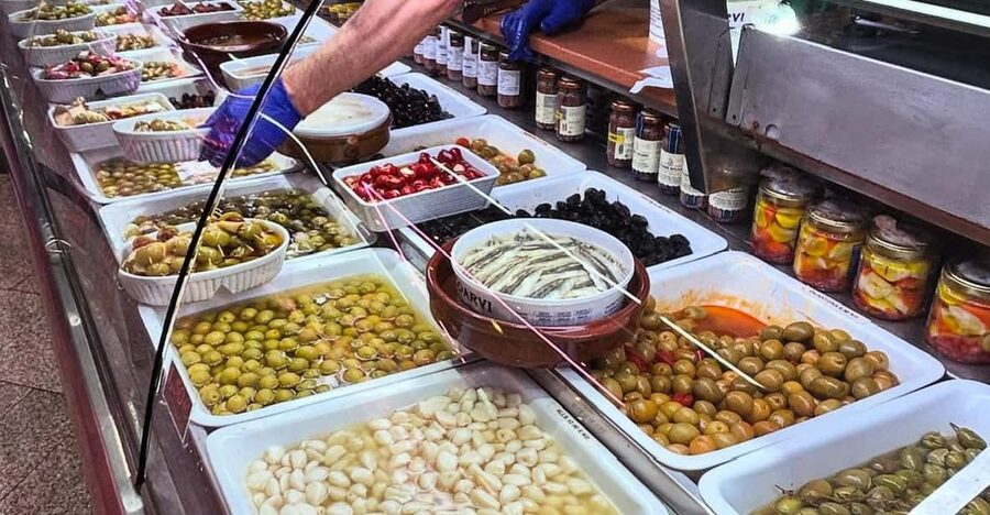 Barcelona´s Lunch or Dinner Tapas Tour: Food and Happiness - Meeting at Hotel Suizo by Jaume: Simple Start, Friendly Check-In