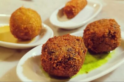 Barcelona´s Lunch or Dinner Tapas Tour: Food, drinks, happiness! - Plaça del Rei: Gothic square time before the first plates
