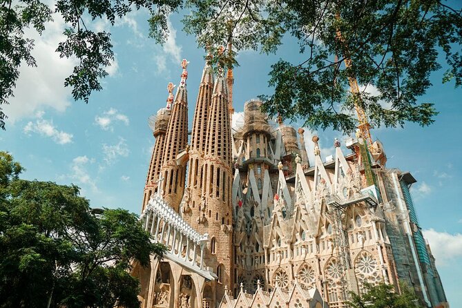 Barcelona: Sagrada Familia, Park Guell & Tapas Private Tour - Key Things to Know Before You Go