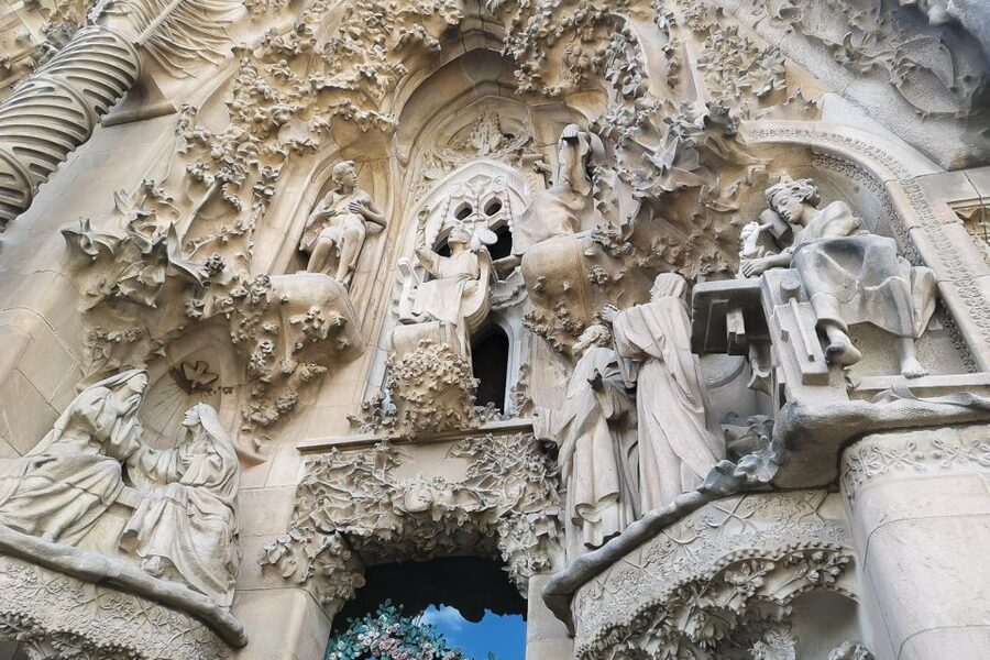 Barcelona: Sagrada Familia, Park Guell & Tapas Private Tour - Park Güell: skip-the-line tickets, then self-guided discovery