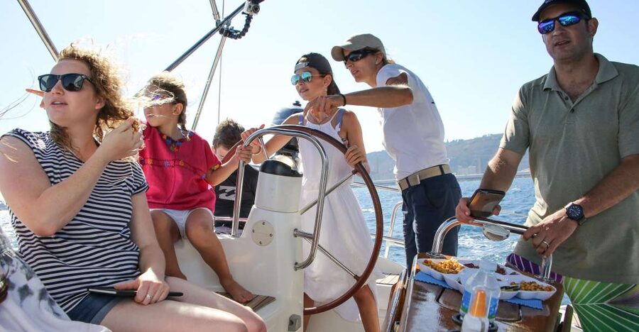 Barcelona: Sailing Tour with Spanish Tapas and Drinks - Meeting point, boat Bombon, and what to do before you cast off