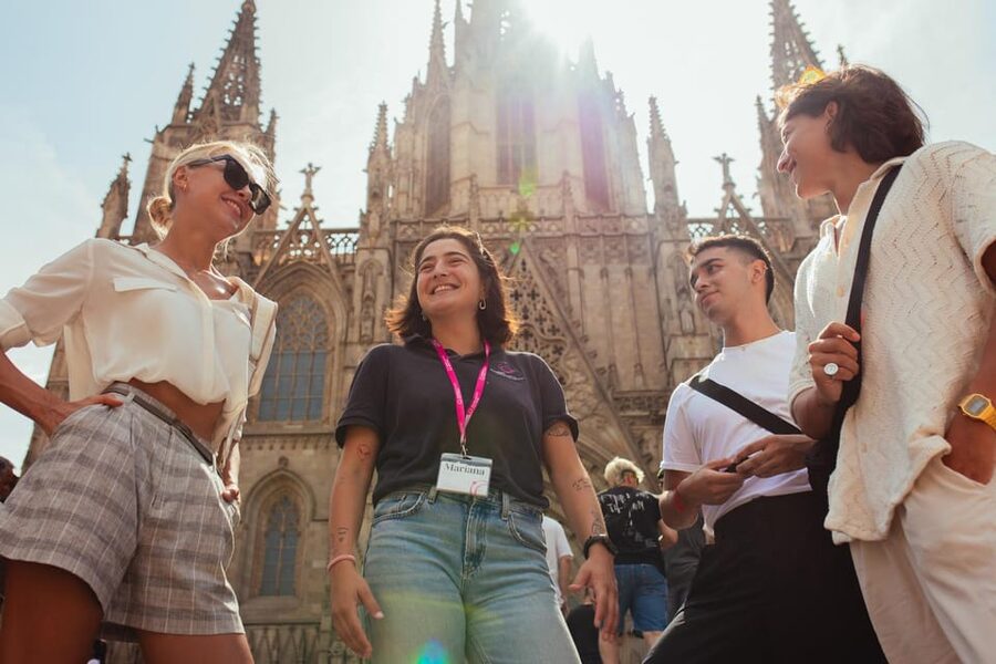 Barcelona: Small Group Gothic, Tapas & Churros Tour! - Meeting point at Plaça Catalunya 21 (and how to spot your guide)