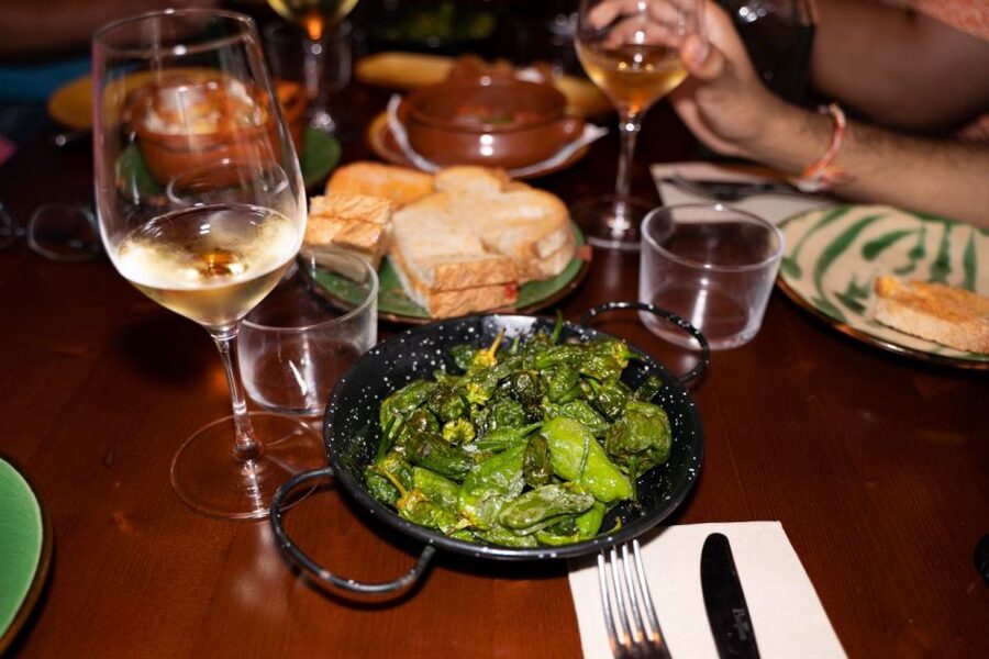 Barcelona: Tapas and Drinks Tour of Old Town - Who should book this tapas and drinks tour