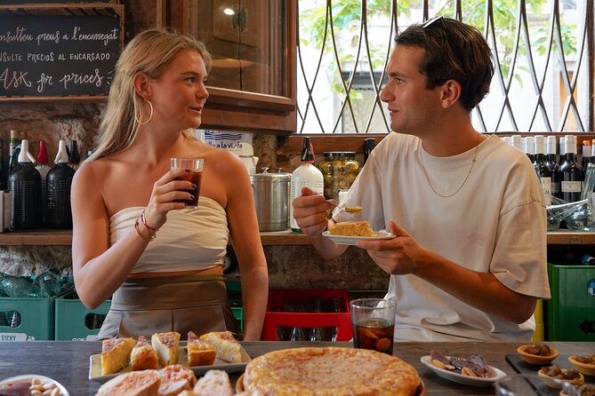 Barcelona Tapas and Wine Experience Small-Group Walking Tour - Meeting in the Gothic Quarter and the walking pace reality