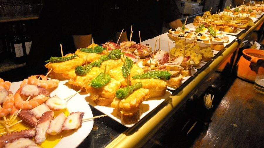 Barcelona: Tapas & Picasso Museum Guided Walking Tour - Starting at Plaça Reial: the Old Town warm-up walk
