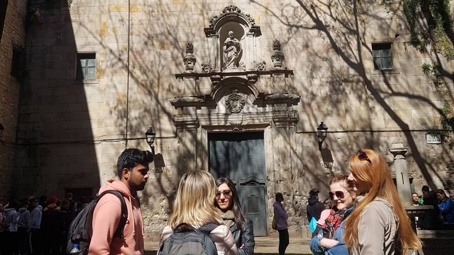 Barcelona: Tapas & Picasso Museum Guided Walking Tour - Guides like Montse and Stephanie: why the tone matters