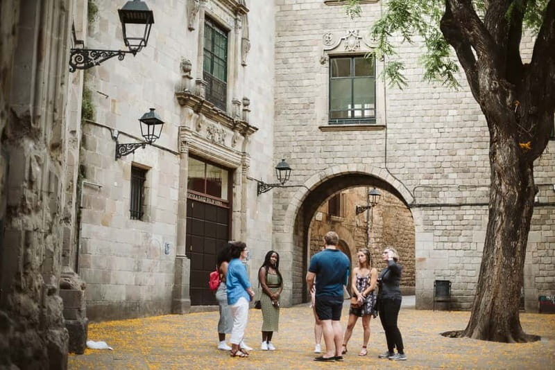 Barcelona: Tapas, Wine & History Tour of the Old Town - The main tasting stretch and the shared-plate finish