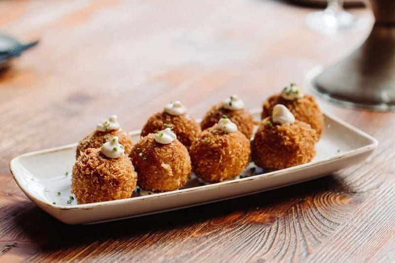 Barcelona: Tapas & Wine Tour in Born & Gothic Quarter - Born and the Gothic Quarter: the right streets for a food night