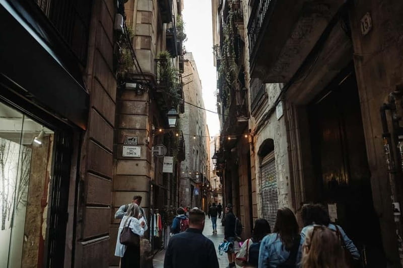 Barcelona: Tapas & Wine Tour in Born & Gothic Quarter - Stop-by-stop: from Cava to vermouth to the Catalan red finish