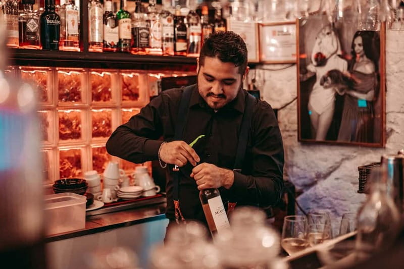 Barcelona: Tipsy Tapas & History Tour in the Gothic Quarter - Key things that make this tour work
