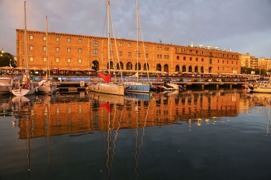 Barcelona: Unique Sunset Sailing Tour with Tapas & Open Bar - Tapas plus an open bar: how the menu holds up for a short cruise