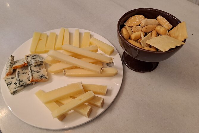Bilbao Food Tour: Pintxos, Drinks, and Tapas with a Local - Jardines Kalea: Cheese, Txakoli, and Pastelito Vasco