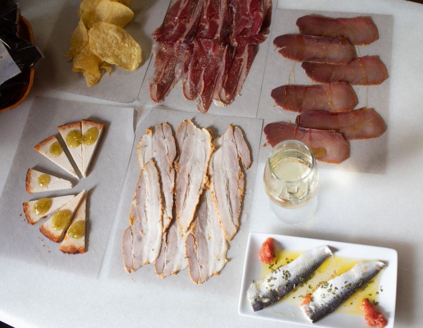 Cádiz: Local Tapas Experience - Meeting at Calle Plocia and the start-of-night rhythm