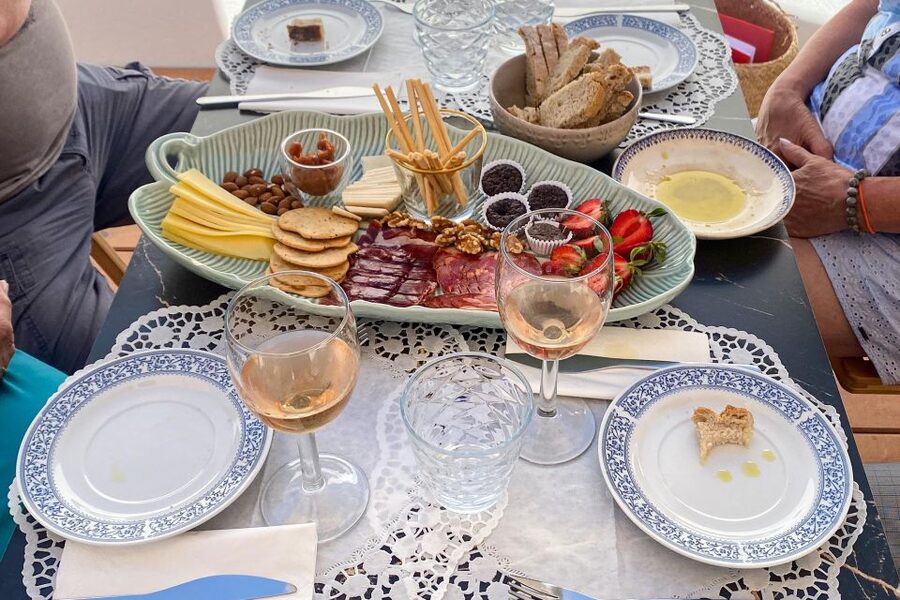 Carvoeiro/Portimão/Alvor: Wine Tour w/ Tasting, Tapas, Music - Paulo and Gorete: live Portuguese music becomes part of the tasting