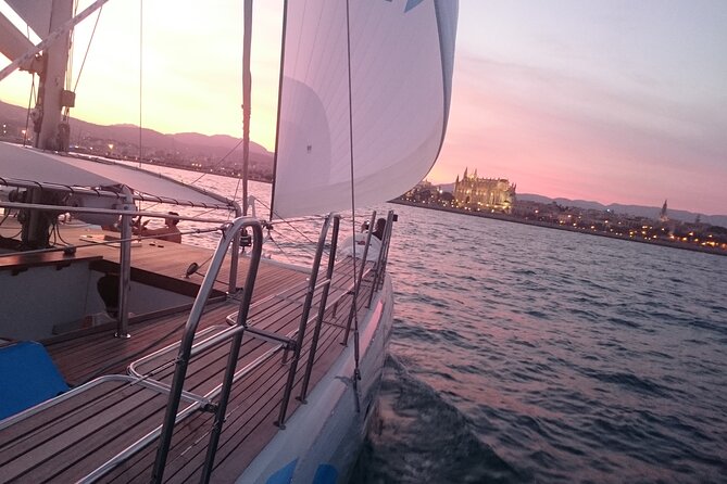 Catamaran sailing at sunset with tapas Palma de Mallorca - Service and comfort: why the max-36 rule matters