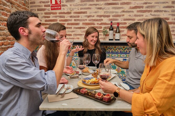 De Tapas in Malasaña: Evening Wine and Tapas Tour - The Drink Lineup: Vermouth, Mahou, and Spanish Wine