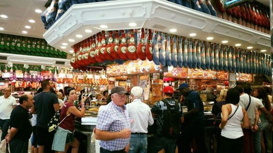 Discover the best "Wines and Tapas in Madrid". - El Mercado del Jamón: acorn-fed ham and the art of buying right