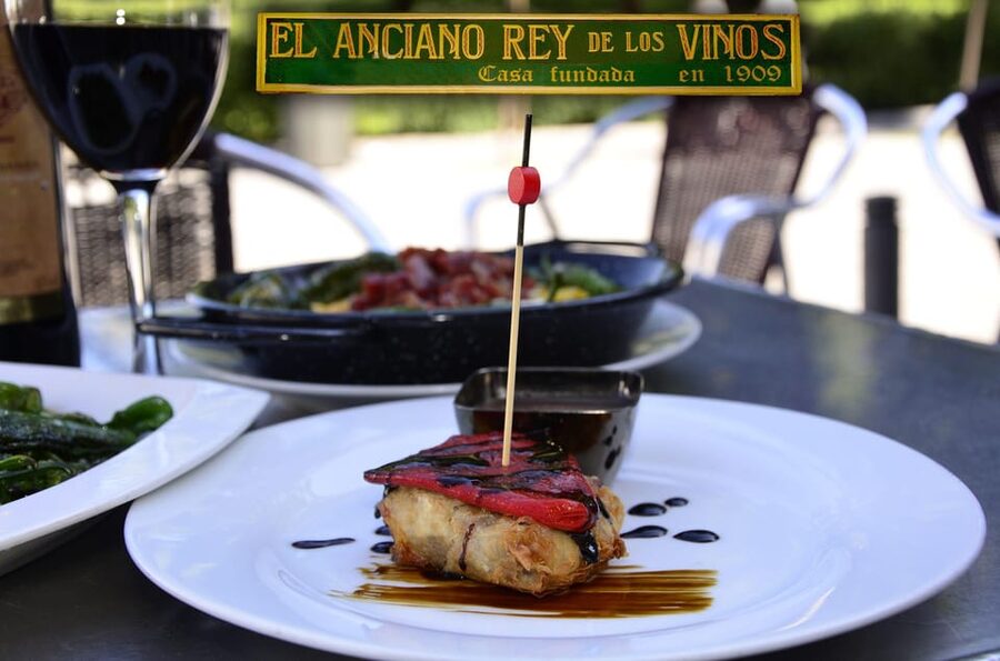 Discover the best "Wines and Tapas in Madrid". - El Anciano Rey de los Vinos: centenary wine and vermouth first