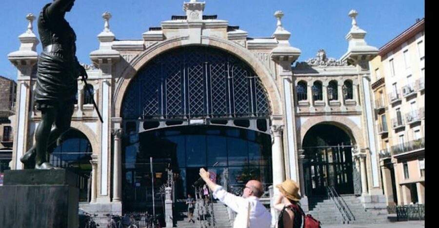 Discover Zaragoza: Complete tour + wine and tapas - Your guide and the photo report: the part that changes everything
