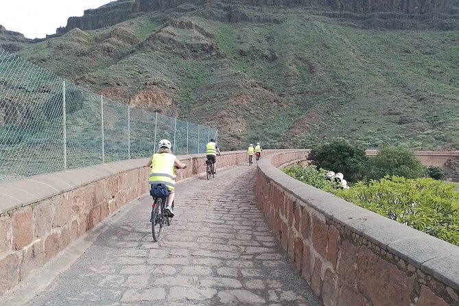 e-Bike Mountain Tour inside a Natural Park+option Tapas in a Cave - Riding past Campo Internacional and ending at Playa del Inglés