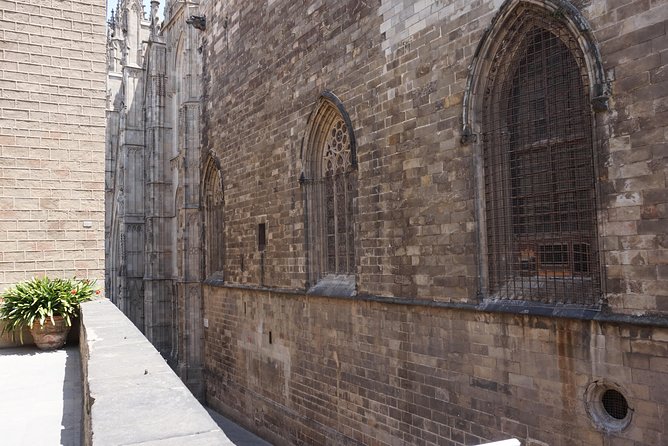 Gothic Quarter Insights & Tapas Experience - Catedral de Barcelona Area: Portal del Bisbe and the Roman City Edge