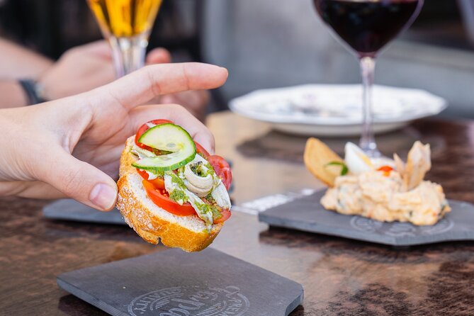 Gourmet Tapas and Wine Tour in the Old Town of Las Palmas - Closing in on Plaza de Santo Domingo and El Vasco de Vegueta