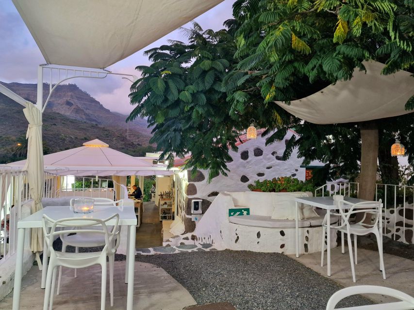 Gran Canaria: Spanish Tapas and Wine Tasting Tour in Mogan - The guides and the history talk: where the charm comes from